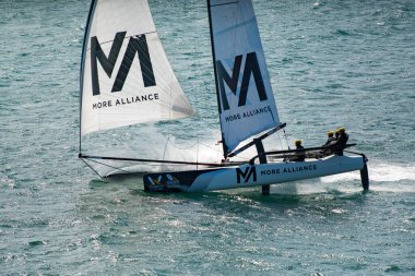 MARSTRAND, SWEDEN - JULI 3, 2019: GKSS Maç Kupası İsveç - Marstrand İsveç 'te Büyük Tekne Yarışı M32 Katamaran Yarışı - İsveç' teki Marstrand Yarışı 'nda Büyük Tekne Katamaran Yelkenli Yarışı.