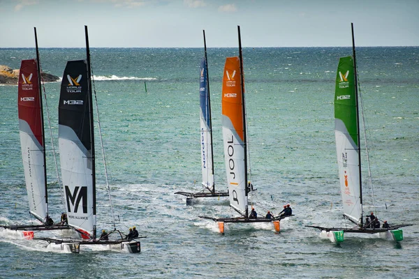 MARSTRAND, SwEDEN - JULI 3, 2019: Güçlü Rüzgar Tekne Yarışı Erkekler ve Kadınlar İçin Kupa Yarışması. İsveç Marstrand 'da Büyük Tekne Yarışı M32 Katamaran Yarışması. İsveç 'teki Marstrand Yarışı' nda rüzgarlı bir hava var.. 