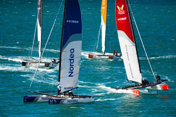 MARSTRAND, SwEDEN - JULI 3, 2019: Güçlü Rüzgar Tekne Yarışı Erkekler ve Kadınlar İçin Kupa Yarışması. İsveç Marstrand 'da Büyük Tekne Yarışı M32 Katamaran Yarışması. İsveç 'teki Marstrand Yarışı' nda rüzgarlı bir hava var.. 