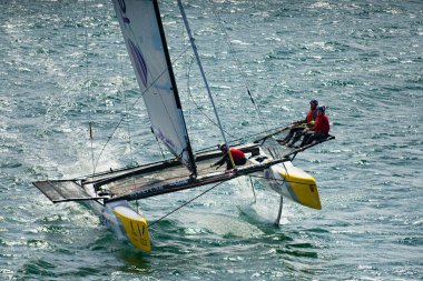 MARSTRAND, SWEDEN - JULI 3, 2019: GKSS Maç Kupası İsveç - Marstrand İsveç 'te Büyük Tekne Yarışı M32 Katamaran Yarışı - İsveç' teki Marstrand Yarışı 'nda Büyük Tekne Katamaran Yelkenli Yarışı.