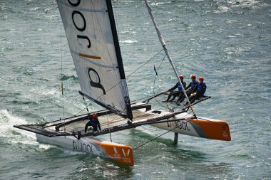 MARSTRAND, SWEDEN - JULI 3, 2019: GKSS Maç Kupası İsveç - Marstrand İsveç 'te Büyük Tekne Yarışı M32 Katamaran Yarışı - İsveç' teki Marstrand Yarışı 'nda Büyük Tekne Katamaran Yelkenli Yarışı.