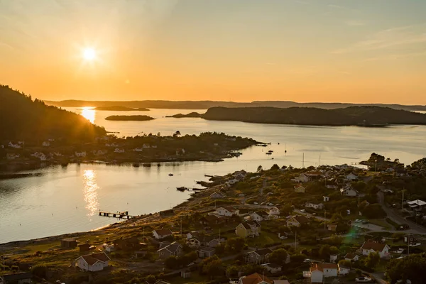 Puesta Sol Sobre Archipiélago Rortangen Gran Isla Bratton Suecia Bajo Imagen De Stock