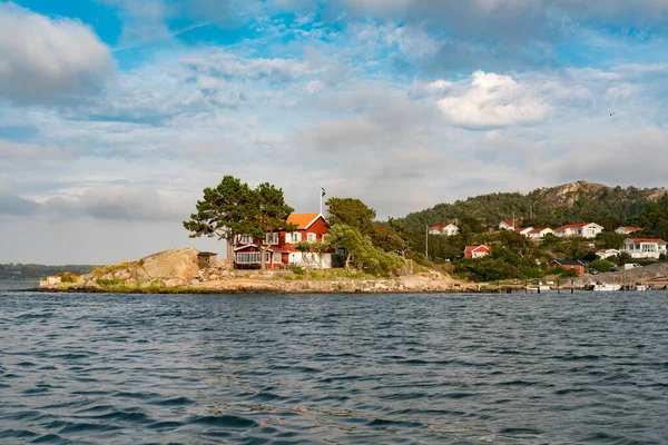 Idílica Casa Verano Sueca Una Pequeña Isla Archipiélago Costa Oeste Imagen De Stock