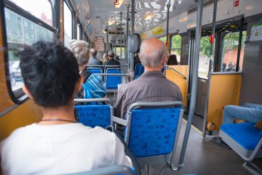 GOTHENBURG, SWEDEN - 30 Haziran 2019: Göteborg 'da toplu taşıma araçlarını kullanan insanlar - şehir içinde yaşayanların taşımacılık için kullandıkları tramvaylar.