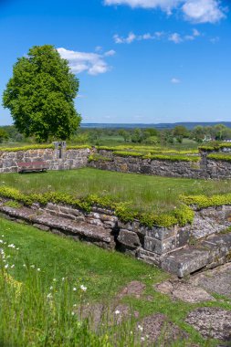 İsveç 'in Falkoping Vastra Gotaland kenti yakınlarındaki Gudhem Tarihi Manastırı harabe ve kilisesi, taştan duvarlar ve kemerlerle çevrili kırsal alanda..