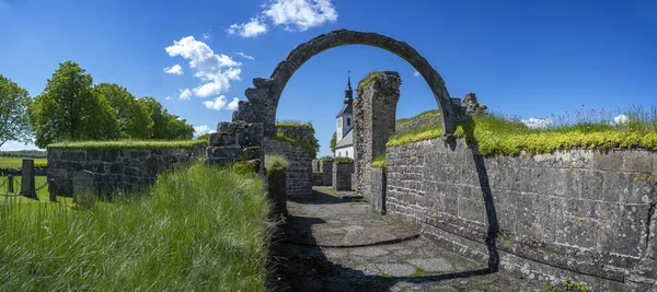 Monasterio Histórico de Gudhem Ruina e Iglesia con pared de piedra cubierta y arcos — Foto de Stock