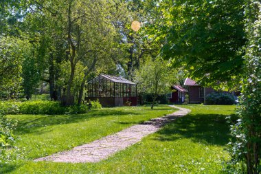 Bahçedeki serada taş yolu ya da bahçe girişinden fayanslar var.