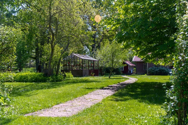 Kas Tuin Met Gebogen Stenen Pad Tegels Van Ingang Van — Stockfoto