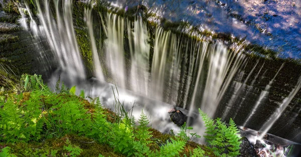 瑞典Kinnekulle自然保护区湿石灰岩上茂密的森林里 Martorpsfallet瀑布 精致的小溪装饰 — 图库照片