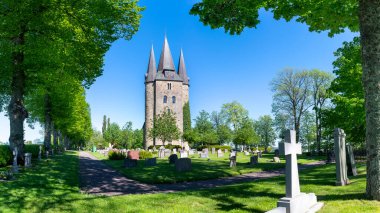 Husaby, İsveç - Haziran 2021: Skaraborg Belediyesindeki Ortaçağ Husaby Taş Kilisesi ve Mezarlığı, Vastra Gotland İsveç.