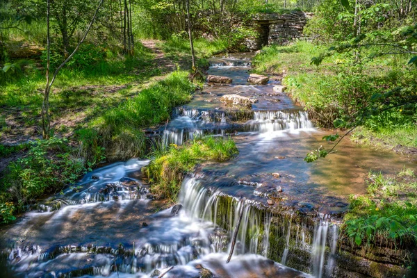 Cachoeira Martorpsfallet, Creek declinando na floresta em pedra calcária — Fotografia de Stock