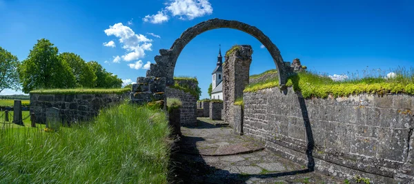 험상궂은 역사의 폐허와 너무 자란 석벽 과 아치가 있는 교회 — 스톡 사진