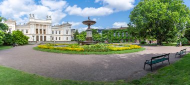 Lund Üniversitesi ana binası, Avrupa 'nın en eski ve prestijli üniversitelerinden biri ve İsveç' in Lund şehrinde anıtsal Çeşme bulunan parkı..