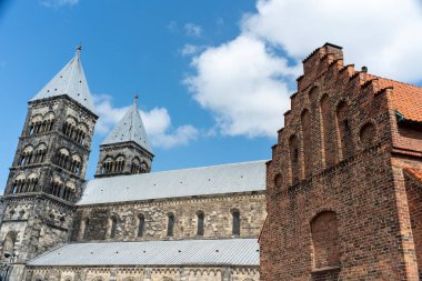 Lund Katedrali ve Liberiet binası yaz günü merkez Lund 'da, İsveç' te, Skane 'deki Lund Katedrali' nin güneyinde.