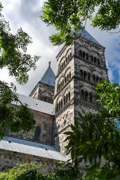 隆德主教座堂和钟楼位于隆德中部 斯卡内隆德主教座堂以南 — 图库照片