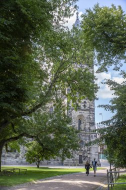 Lund Katedrali ve Lund şehir merkezindeki çan kulesi bir yaz günü