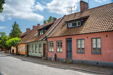 Lund, İsveç - Temmuz 2021: İsveç 'in Skane kentindeki Küçük Seyahat Kasabası Lund in Skane' nin eski Picturesque Binaları ile Karakteristik Gezinti sokakları ve sokakları.