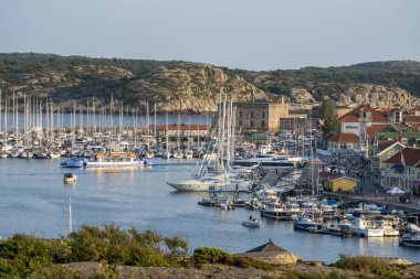 Marstrand Adası Panorama Sahnesi Harbour ve kanalında tekneler ve Carlsten 'ın kalesi İsveç' in batısındaki mavi gökyüzüne karşı..