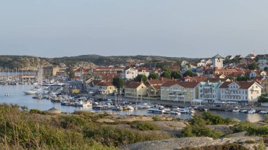 Marstrand Adası Panorama Sahnesi Harbour ve kanalında tekneler ve Carlsten 'ın kalesi İsveç' in batısındaki mavi gökyüzüne karşı..