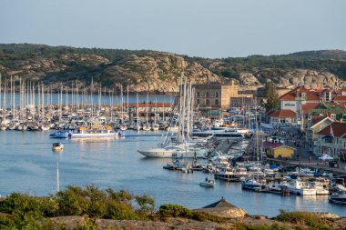 Marstrand Adası Panorama Sahnesi Harbour ve kanalında tekneler