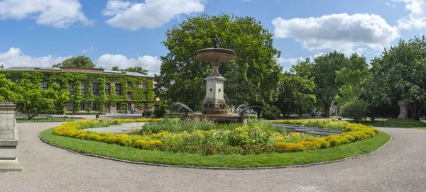 Lund University Plaza avec fontaine et Palaestra et odeum à Lund — Photo
