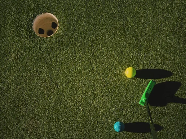 Primer Plano Una Pelota Golf Con Hoyo Golf — Foto de Stock