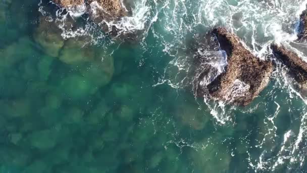 斯里兰卡米利沙美丽的海滩 蓝色的清澈的水冲刷着岩石岛上 这是用Dji Mavic Pro四重唱机拍摄的 4K格式 — 图库视频影像