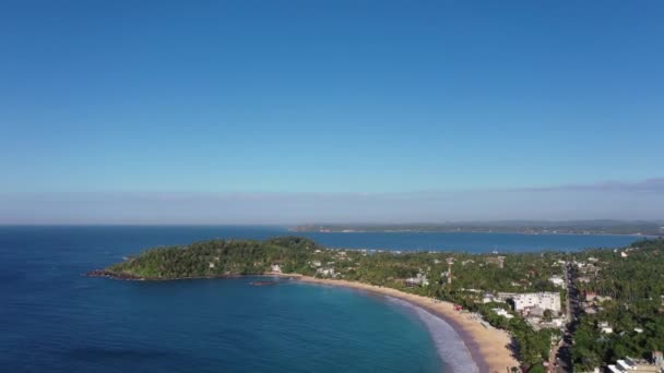 斯里兰卡米利沙美丽的海滩 鸟瞰全景 蓝色的清澈的水在岩石岛上漂洗 沿着海岸飞行 用四面体Dji Mavic Pro射击 高质量的4K镜头 — 图库视频影像