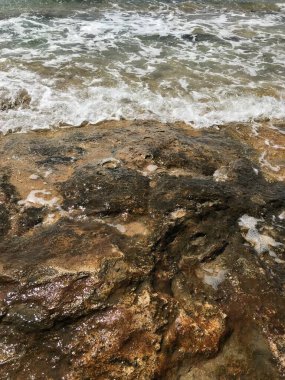 Denizin dalgaları Akdeniz kıyısındaki pitoresk taşlarda bulunur.