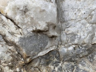 Arkaplan beyaz gri, taşın kirli dokusu toprak granitli.