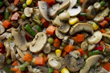 Kızartma tavasında pişirilmiş mantar ve sebzeler