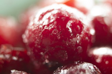 Büyük donmuş parlak kırmızı meyveler.