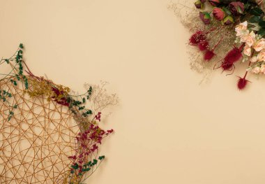 Renkli çiçeklerle yapılan pastel arka planda, yaratıcı çiçek kompozisyonu. Düz yatıyordu.