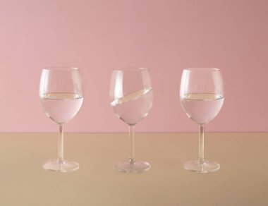 Farklı ol. Pastel arka planda ağaç gözlükleri var. yaratıcı konsept. Asgari.