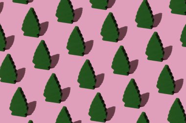 Modern orman deseni, ahşap ağaçlardan yapılmış, pastel pembe arka planda. Asgari konsept
