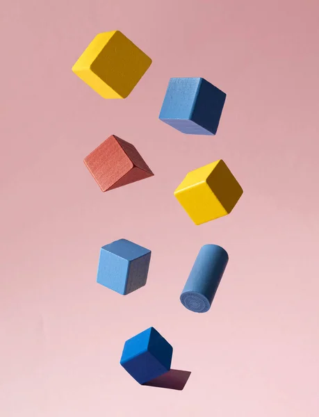 Arreglo Creativo Con Coloridos Objetos Geométricos Madera Sobre Fondo Rosa — Foto de Stock