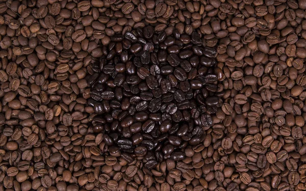 Grano de café y café oscuro — Foto de Stock