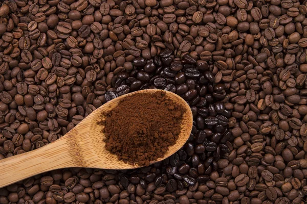 Granos de café y polvo voffee — Foto de Stock