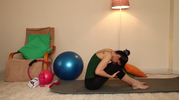 Chica haciendo pilates para la salud — Vídeo de stock