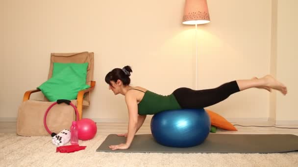 Chica haciendo pilates para la salud — Vídeo de stock