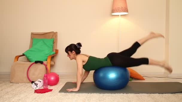 Chica haciendo pilates para la salud — Vídeos de Stock