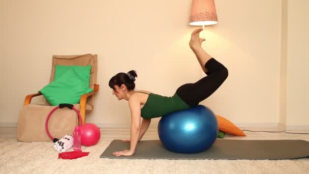 Chica haciendo pilates para la salud — Vídeos de Stock