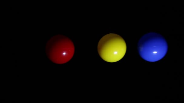 Boule colorée se déplaçant dans l'obscurité — Video