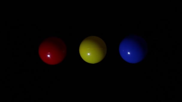 Bola colorfull moviéndose en la oscuridad — Vídeo de stock