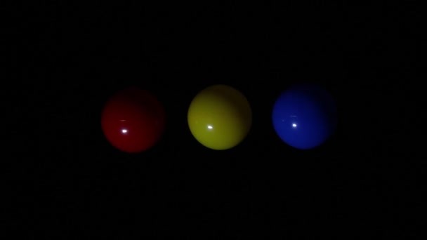 Boule colorée se déplaçant dans l'obscurité — Video