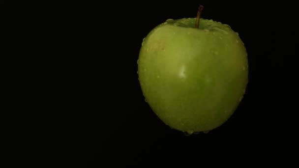 Pomme se déplaçant dans le noir — Video