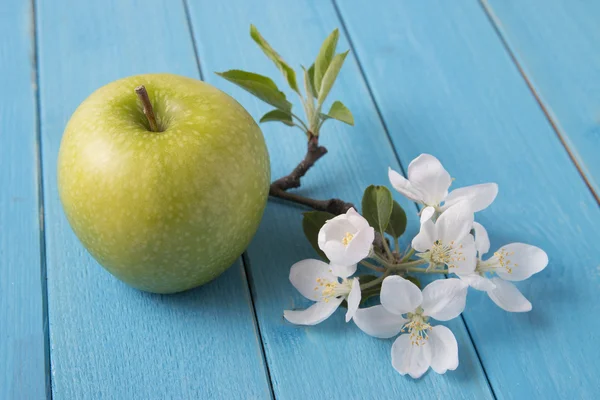 Applee a květiny na modré dřevo — Stock fotografie