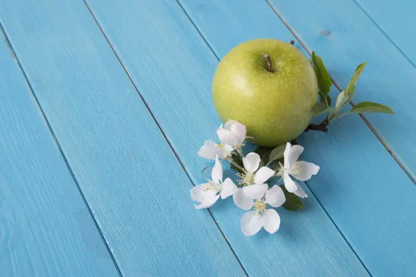 Apple a květiny — Stock fotografie