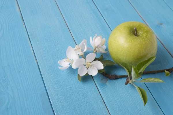 Яблоко и цветы — стоковое фото