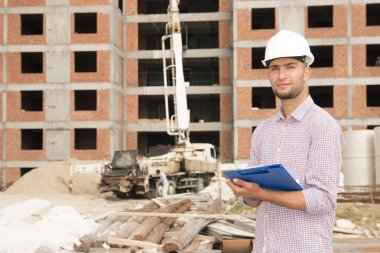 genç bir mühendis ve İnşaat